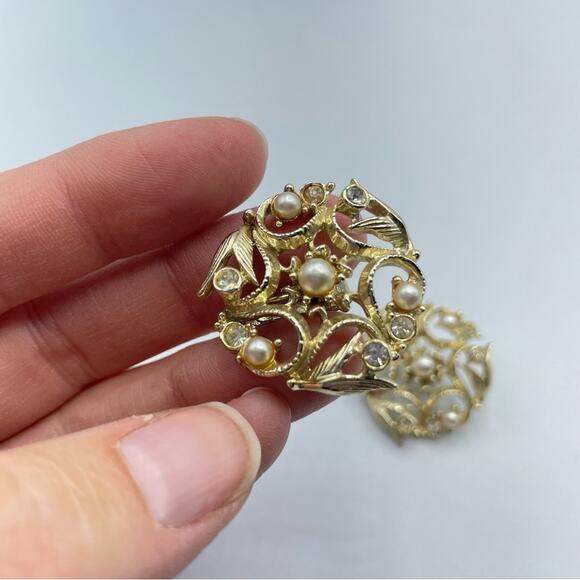 Vintage Sarah Coventry Gold Tone Rhinestone & Faux Pearl Clip On Earrings - Picture 2 of 4